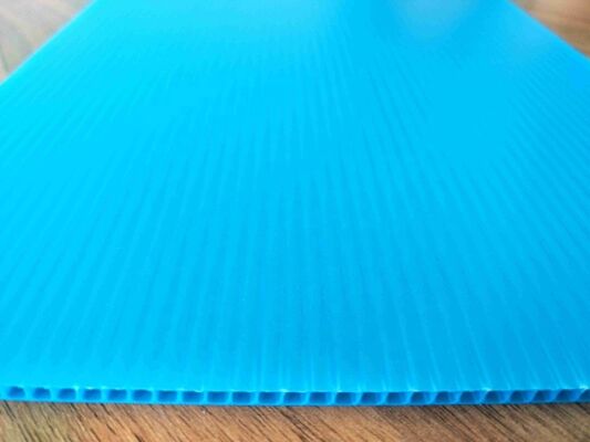 শিল্প প্যাকেজিংয়ের জন্য ইউভি-প্রতিরোধী পুনর্ব্যবহারযোগ্য জলরোধী প্লাস্টিক শীট ঢেউতোলা পিপি শীট