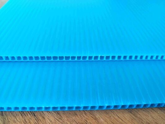 শিল্প প্যাকেজিংয়ের জন্য ইউভি-প্রতিরোধী পুনর্ব্যবহারযোগ্য জলরোধী প্লাস্টিক শীট ঢেউতোলা পিপি শীট