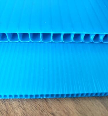 বক্স প্যাকেজিংয়ের জন্য কাস্টম আকারের পুনর্ব্যবহারযোগ্য ওয়াটারপ্রুফ পিপি প্লাস্টিকের কর্গযুক্ত শীট