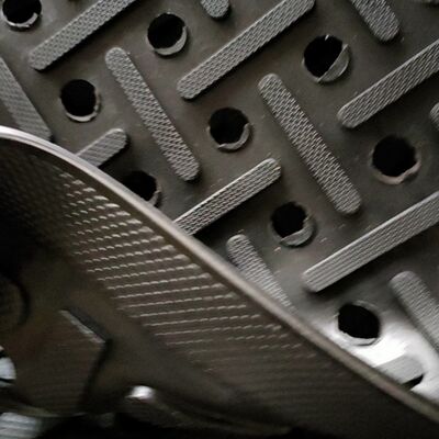 কারখানা বিক্রয় অ্যান্টি-ফ্যাটিগ ঘোড়া/গরু/দুগ্ধজাত গরুর রাবার ম্যাট ছিদ্রযুক্ত প্রিমিয়াম রাবার শিট সহ